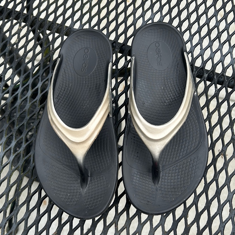 Oofos Oolala Gold Luxe Lily Sport Recovery Flip Flops Sandals size 7